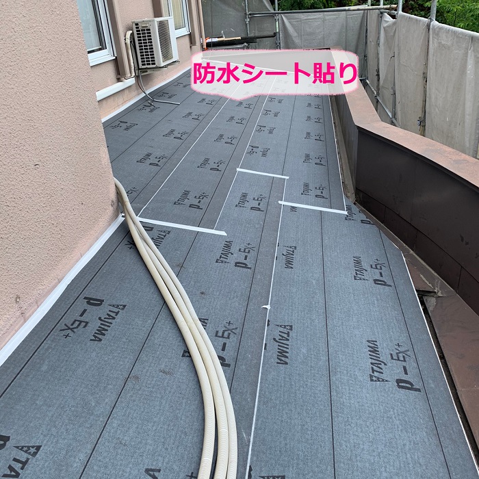 瓦棒から立平への交換で防水シートを貼っている様子