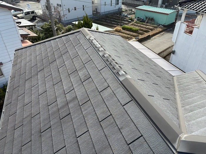 三木市でエコナンバーを用いた棟板金交換とスレート屋根差し替えを行う前の様子