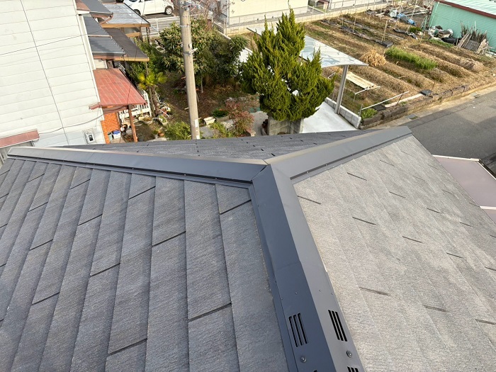三木市でエコナンバーを用いた棟板金交換とスレート屋根差し替えを行った後の様子