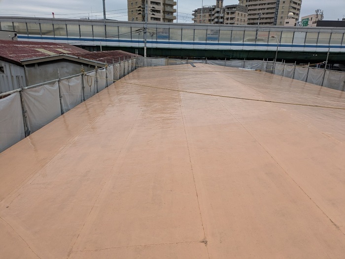 神戸市兵庫区で田島ビュートップU１５を使用して商業施設の屋上防水工事を行う現場紹介