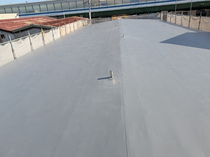 神戸市兵庫区で田島ビュートップU１５を使用して商業施設の屋上防水工事を行った後の様子