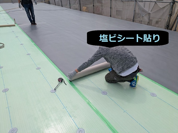 神戸市兵庫区で面積270平米の鉄骨造陸屋根に塩ビシート防水工事を行う現場で塩ビシート貼り