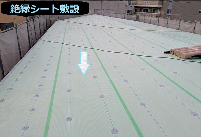 神戸市兵庫区で面積270平米の鉄骨造陸屋根に塩ビシート防水工事を行う現場で絶縁シート敷設