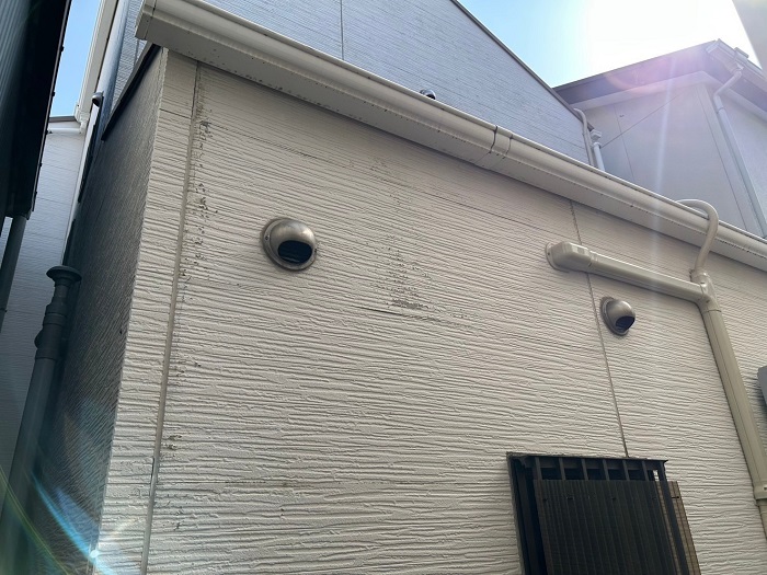 三木市で剥がれた外壁サイディングに金属サイディングをカバーする前の様子