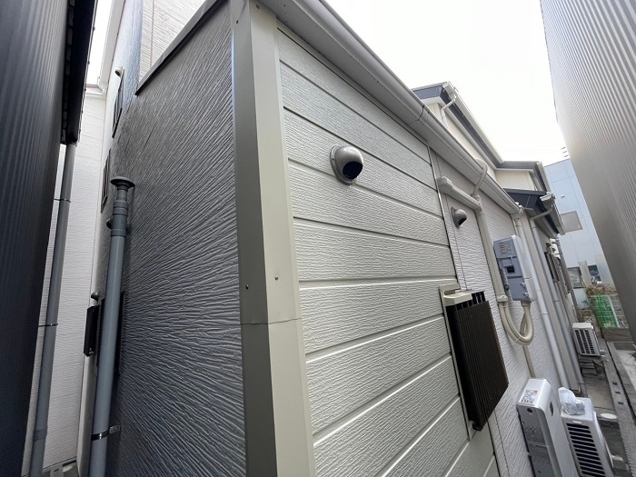 三木市で剥がれた外壁サイディングに金属サイディングをカバーした後の様子