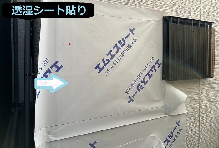 三木市で外壁の剥がれの部分補修として金属サイディングを重ね貼りする現場で透湿シート貼り