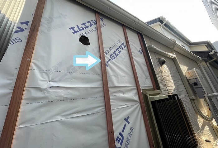 三木市で外壁の剥がれの部分補修として金属サイディングを重ね貼りする現場で胴縁取り付け