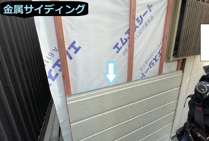 三木市で外壁の剥がれの部分補修として金属サイディングを重ね貼りする現場で金属サイディング貼り