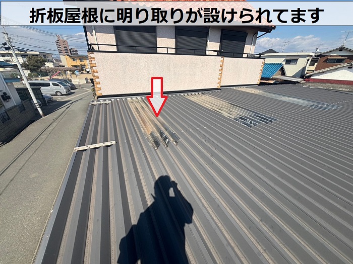 折板屋根の明り取り
