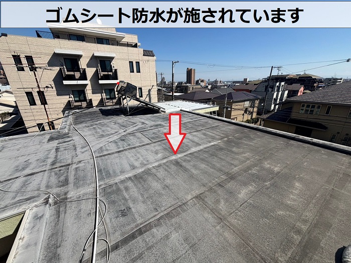 ゴムシート防水が施されている様子