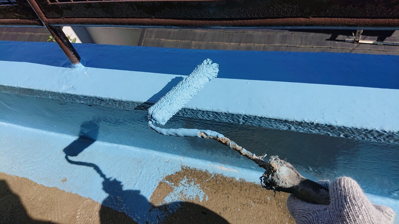 播磨町でのベランダ防水工事でウレタンを中塗りしている様子