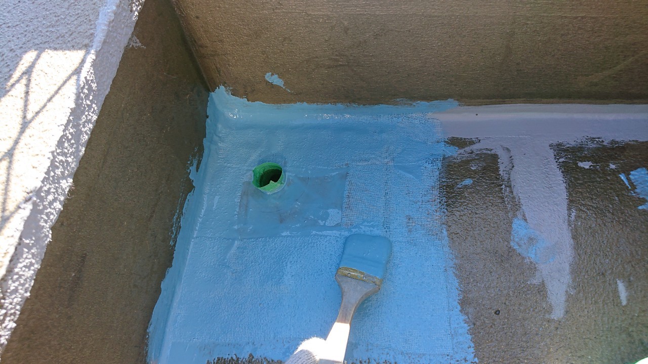 雨漏り修理でドレン周りにウレタンを塗っている様子