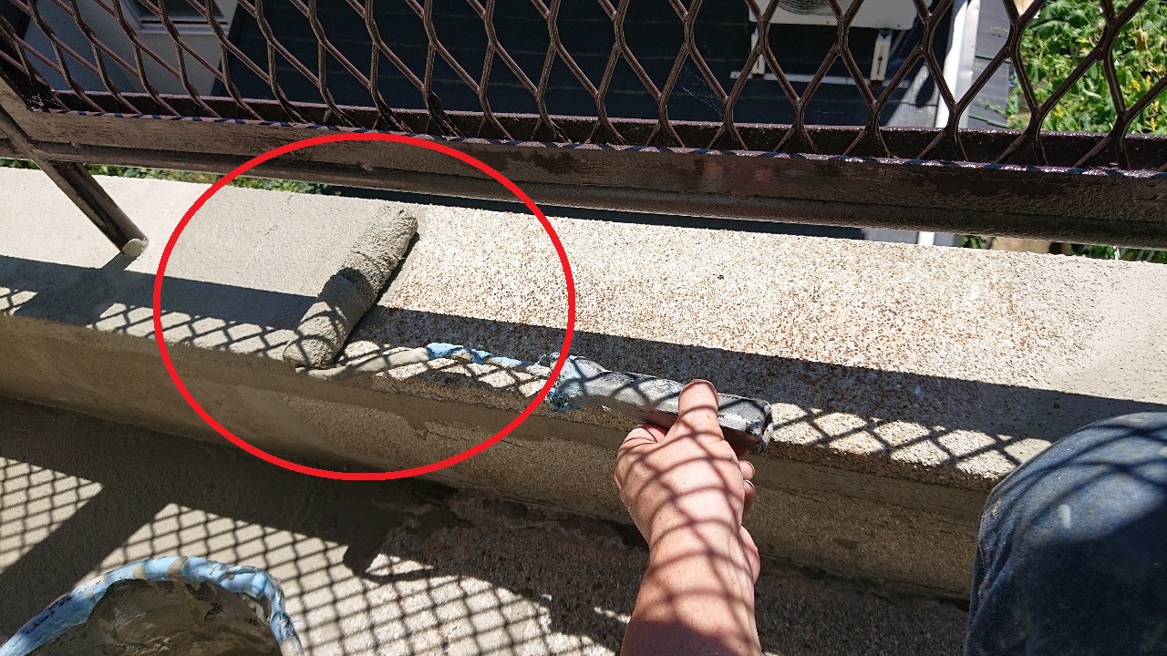 雨漏り修理で防水工事前にセメントを塗っている様子