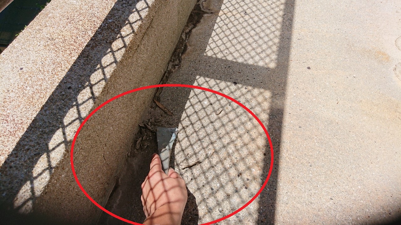 播磨町での雨漏り修理でベランダ防水工事を行うためにケレン作業している様子