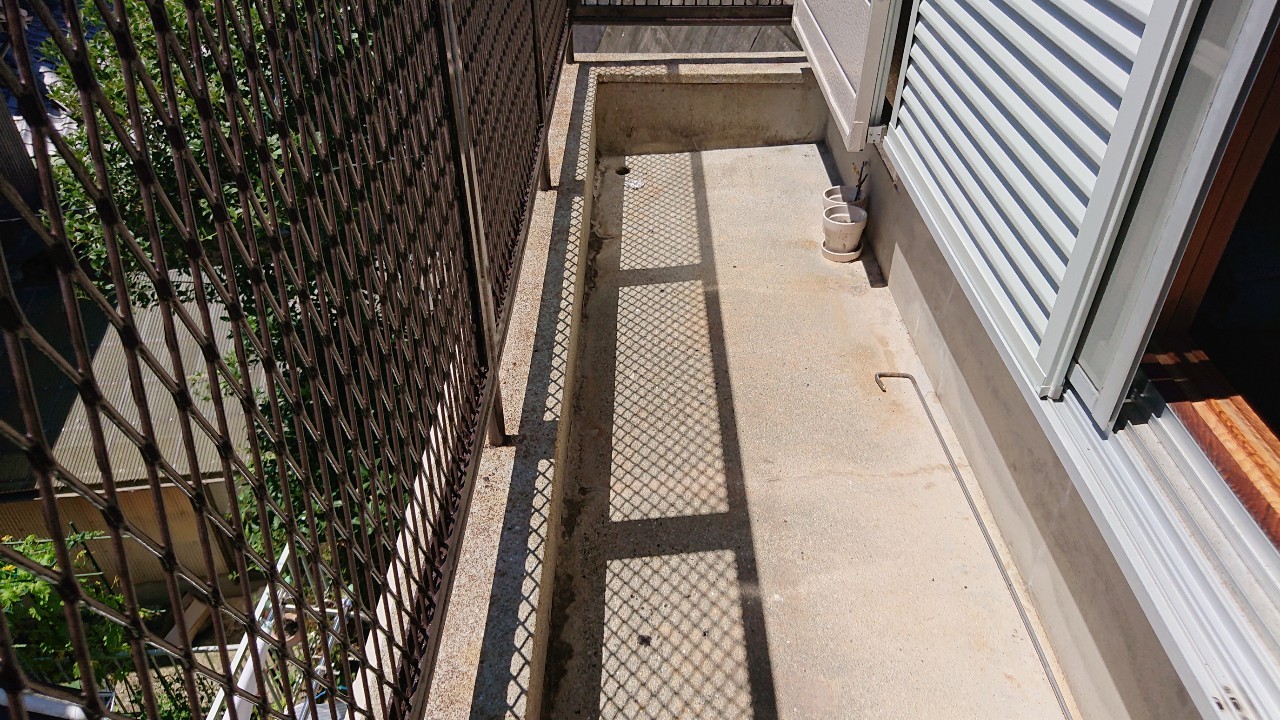 播磨町で雨漏り修理前のベランダ床