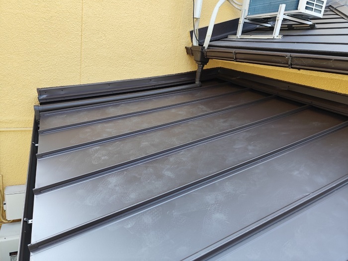 神戸市長田区で銅板庇屋根リフォームとして金属屋根の立平へ交換した後の様子
