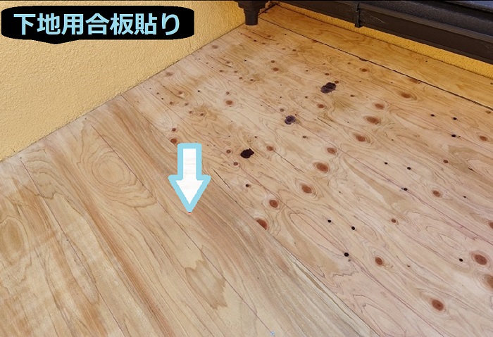 神戸市長田区で６．４㎡の片流れ玄関屋根を葺き替える現場で下地用合板貼り