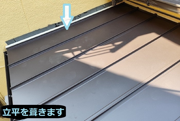 神戸市長田区で６．４㎡の片流れ玄関屋根を葺き替える現場で立平葺き