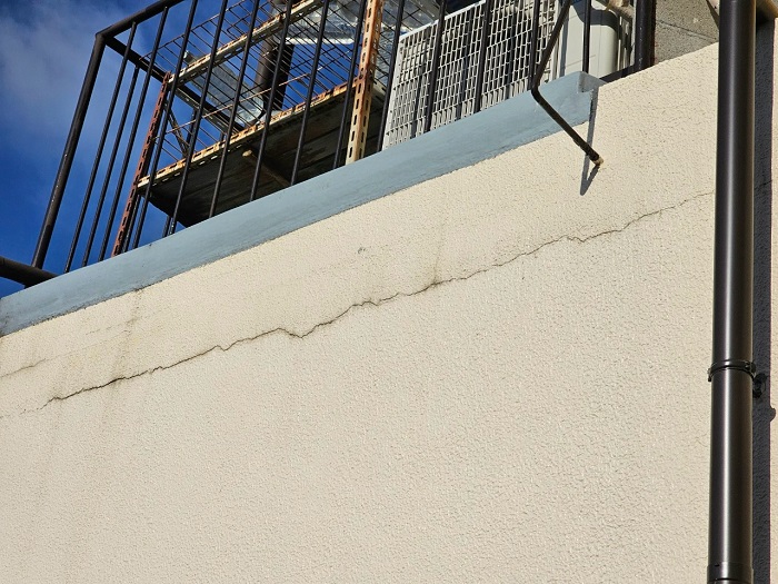 神戸市長田区でガレージ外壁のクラック修理としてUカット補修を行う前の様子