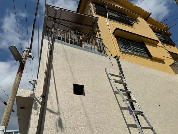 神戸市長田区でガレージ外壁のクラック修理としてUカット補修を行った後の様子