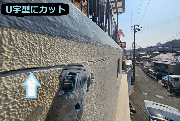 神戸市長田区でＲＣ造外壁の長さ12mのひび割れ修理でＵカット工法を行う現場でUカット