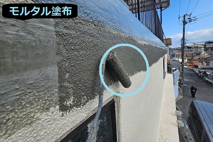 神戸市長田区でＲＣ造外壁の長さ12mのひび割れ修理でＵカット工法を行う現場でモルタル塗布