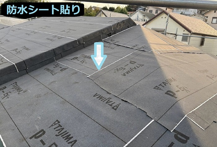 神戸市北区で面積50平米の釉薬瓦を金属屋根へ葺き替える現場で防水シート貼り