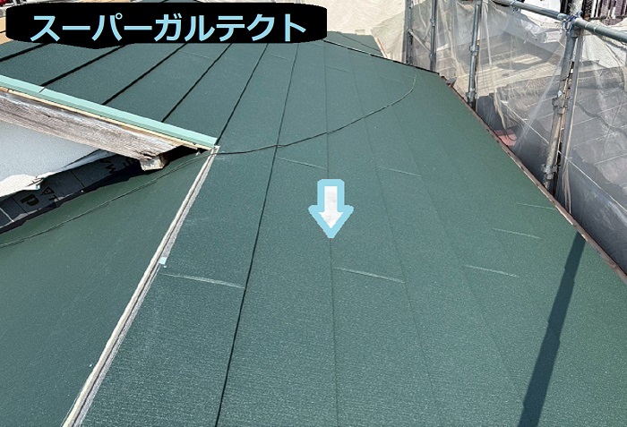 神戸市北区で面積50平米の釉薬瓦を金属屋根へ葺き替える現場でスーパーガルテクト葺き