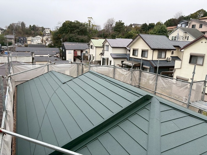 神戸市北区で屋根耐震工事として瓦屋根から軽量なガルバリウム鋼板屋根材へ葺き替えた後の様子