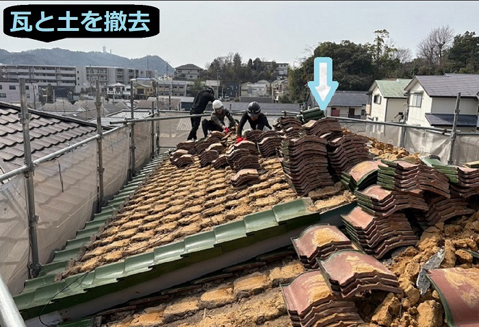 神戸市北区で面積50平米の釉薬瓦を金属屋根へ葺き替える現場で瓦撤去