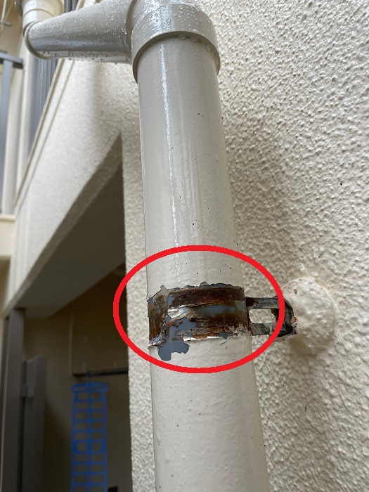 錆びた固定バンドを撤去した様子