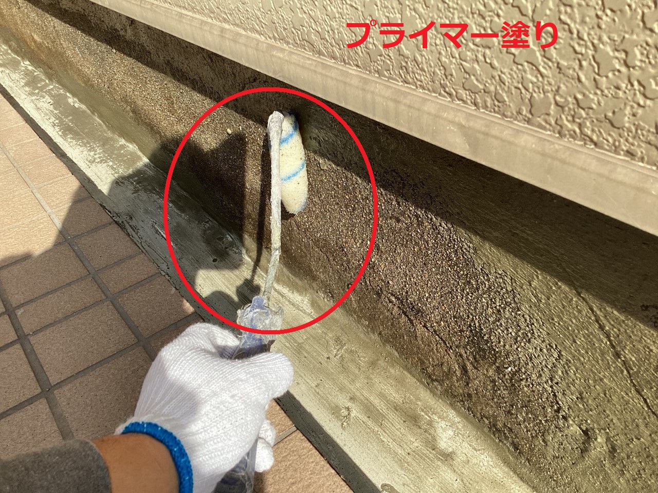 水漏れしている側溝にプライマーを塗っている様子