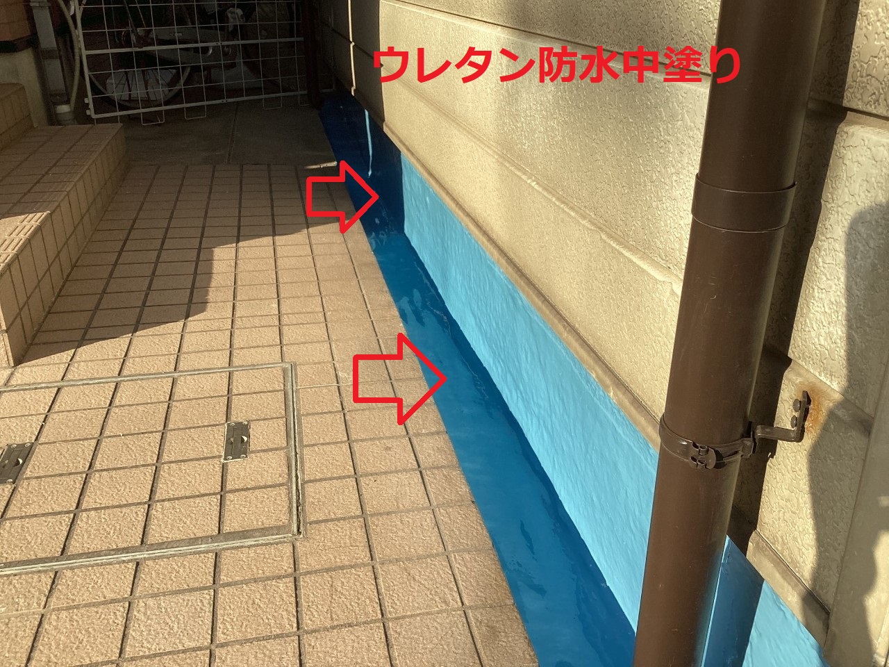 側溝にウレタン防水を中塗りした様子