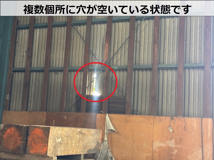 スレート壁に穴が空いている様子
