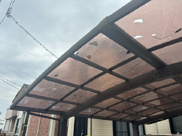 雹害により破損したアクリル屋根