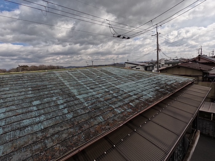 加古川市で寄棟の平型スレート屋根へ断熱屋根材をカバー工事する前の様子