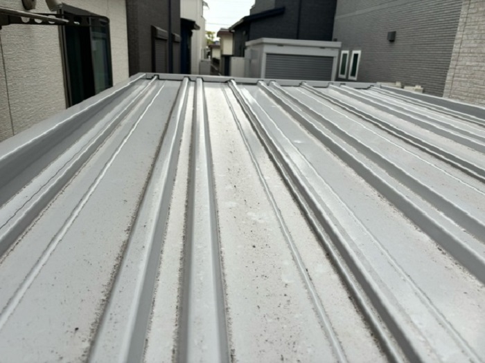 雹害をうけて無料見積もりを行う物置屋根