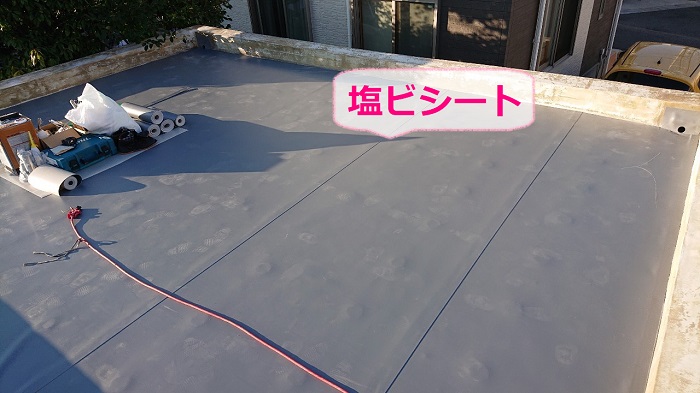 加古郡稲美町での塩ビシート防水機械固定工法で塩ビシートを貼っている様子