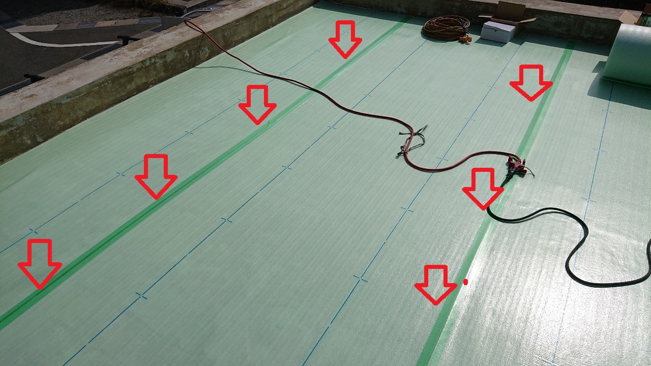 ガレージ上の防水工事で絶縁シートを貼っている様子