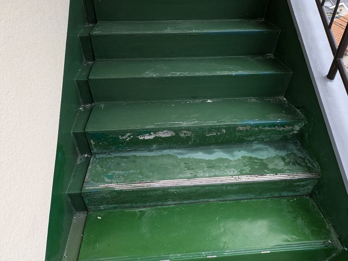 神戸市長田区で剥がれた防水仕上げの共用階段を部分補修する前の様子