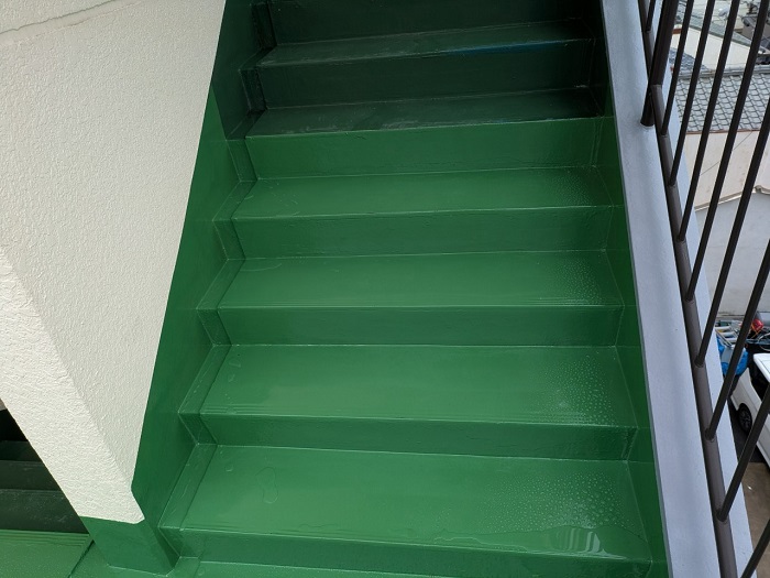 神戸市長田区で剥がれた防水仕上げの共用階段を部分補修した後の様子