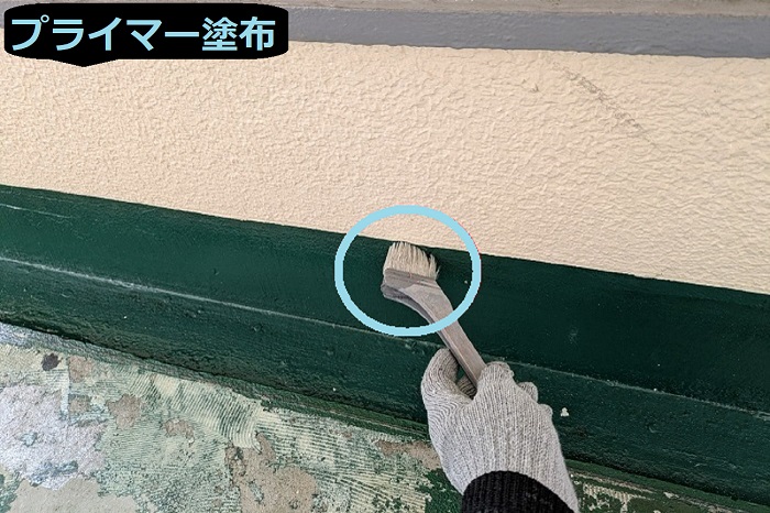 神戸市長田区で5階建てハイツの共用階段のウレタン防水を部分修理する現場でプライマー塗布