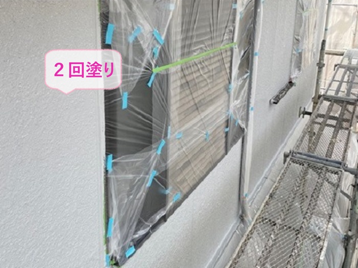 加古川市の外壁塗装でパーフェクトトップを２回塗りしている様子