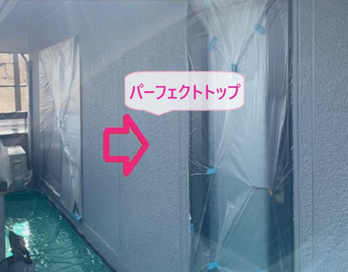加古川市の外壁塗装でパーフェクトトップを塗っている様子
