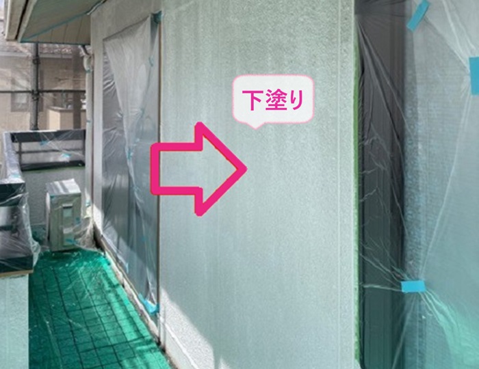 加古川市の戸建ての外壁塗装で下塗りをしている様子