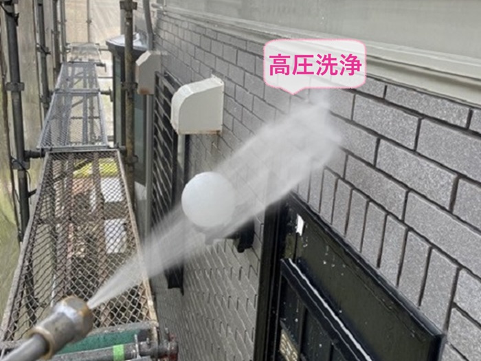 加古川市の外壁塗装で高圧洗浄している様子