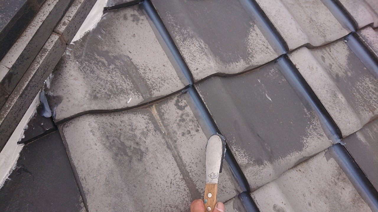 ラバーロック工法でコーキングを押えている様子