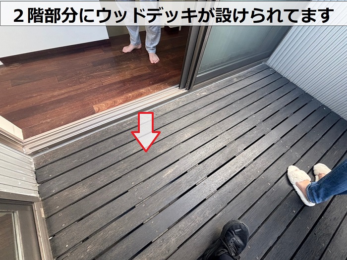 ２階部分に設けられているウッドデッキの様子
