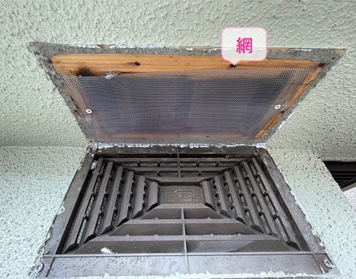 コウモリの侵入防止リフォームで侵入経路の換気口に網を取り付けている様子