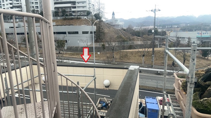 加西市で板金工事としてガルバリウム鋼板製の笠木を取り付ける前の様子